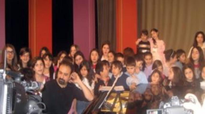 AİB&Uuml; &Ouml;ğretim &Uuml;yesi Durak'ın &Ccedil;ocuk Şarkısı, TRT&rsquo;de Şampiyonluk I&ccedil;in Yarışacak