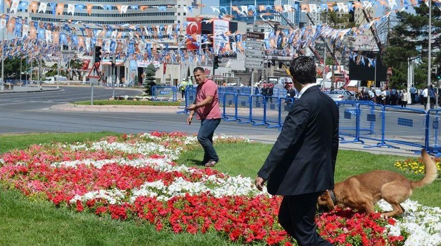 Kayseri&rsquo;de Miting Alanında Polis, K&ouml;peklerle Arama Yaptı