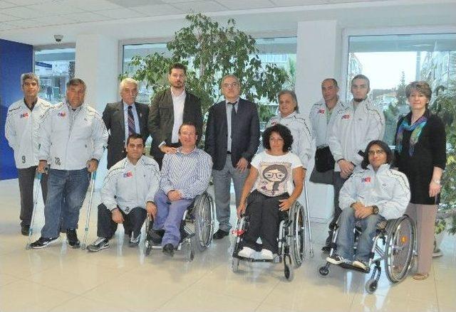 İzmir Üniversitesi Engelli Basketbol Takımı Amerika Yolcusu