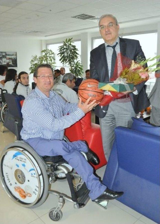 İzmir Üniversitesi Engelli Basketbol Takımı Amerika Yolcusu