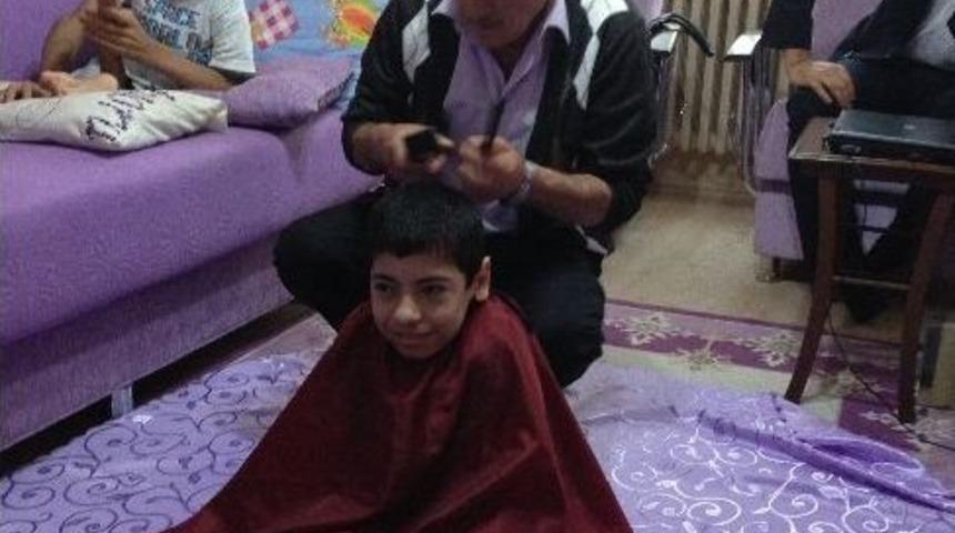 Evinden &Ccedil;ıkamayan Vatandaşlara &Uuml;cretsiz Kuaf&ouml;r Hizmeti