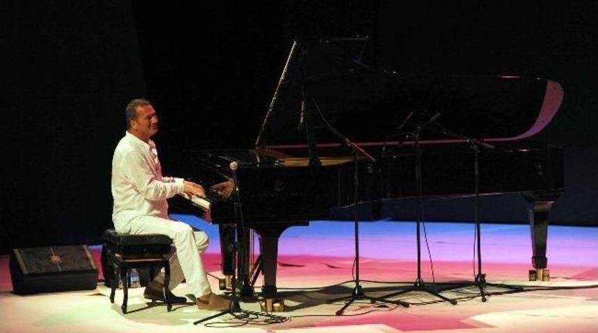 Kerem G&ouml;rsev&rsquo;den Muhteşem Konser