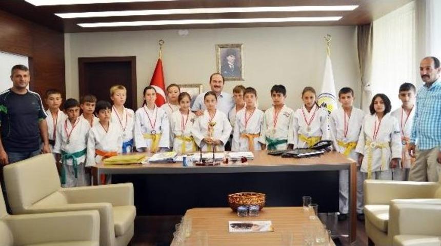 Başarılı Sporcular'dan Başkan Eyvaz'a Ziyaret