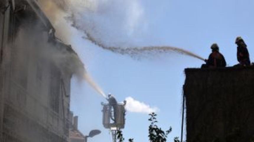 Beşiktaş&rsquo;ta Ahşap Bina Yangını