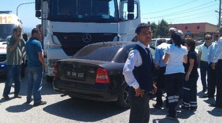 Üç Aracın Karıştığı Kazada Yaralanan Olmadı