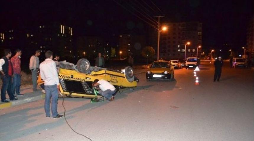 Niğde&rsquo;de 2 Otomobil Kafa Kafaya &Ccedil;arpıştı: 3 Yaralı