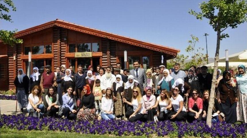 Aileler Ve G&ouml;n&uuml;l Dağı Proje G&ouml;n&uuml;ll&uuml;leri Bir Arada