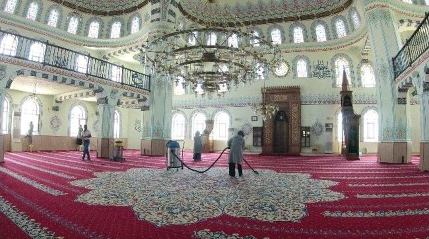 Camiler Ramazan Ayı İ&ccedil;in Hazırlanıyor