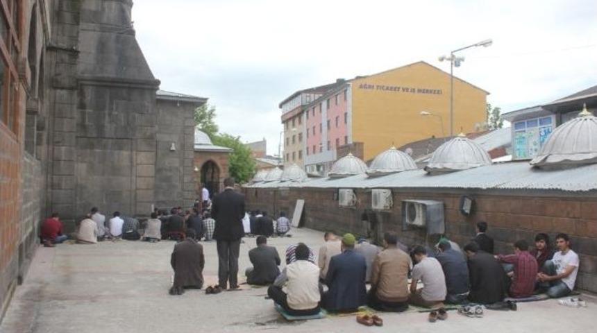 Ağrı&rsquo;da Camiler Doldu