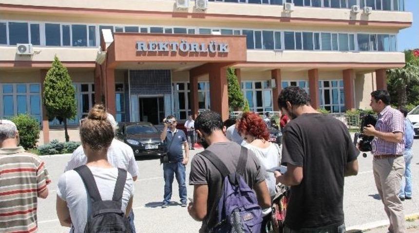 Rekt&ouml;rl&uuml;k Binası &Ouml;n&uuml;nde &ldquo;duran Adam&rdquo; Protestosu