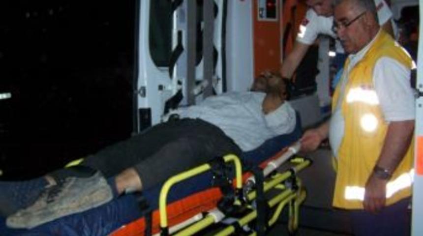 Otomobil Trakt&ouml;re &Ccedil;arptı: 2 Yaralı