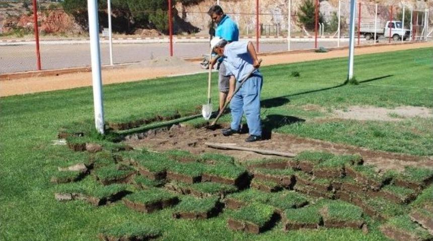K&uuml;&ccedil;&uuml;kk&ouml;y Tafil T&uuml;rkkan Stadı Bakıma Alındı