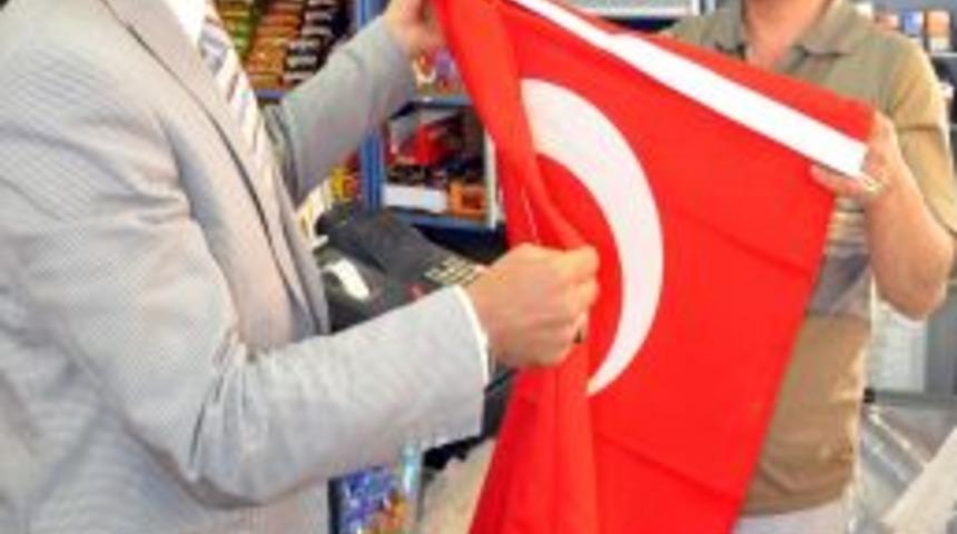 Başkan Korkut, Nik&acirc;hını Kıydığı &Ccedil;ifte Bayrak Verip Mitinge Davet Etti