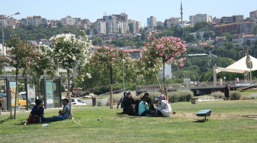 Sıcaktan Bunalan İzmirliler G&ouml;lgelik Alanlarda Serinliyor