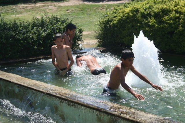 Sıcaktan Bunalan İzmirliler Gölgelik Alanlarda Serinliyor