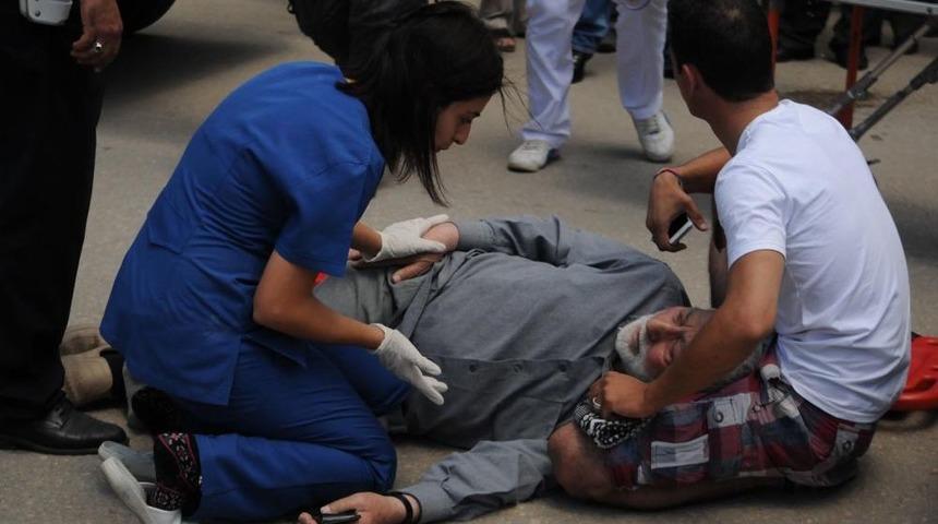 Otomobilin &Ccedil;arptığı Yaşlı Şahsa Şemsiyeli Koruma