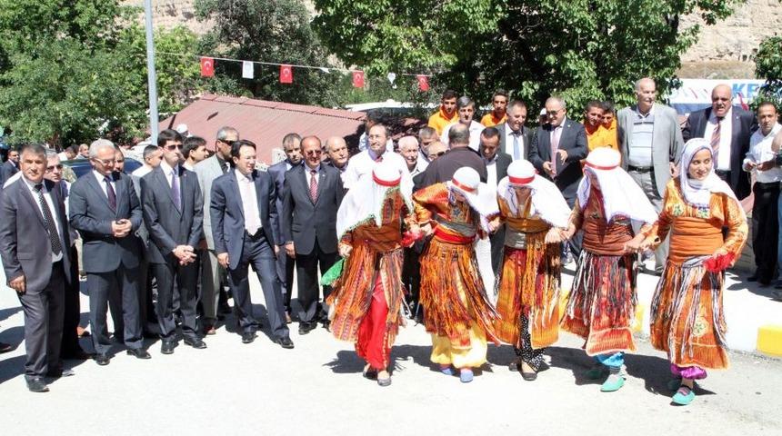 Kemah K&ouml;yleri Dostluk Turnuvası Renkli G&ouml;r&uuml;nt&uuml;lerle Başladı