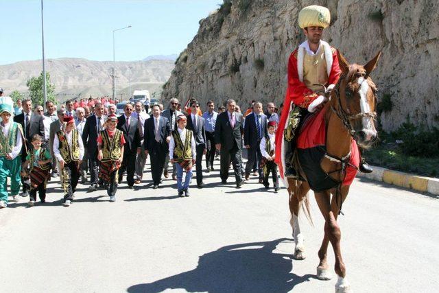 Kemah Köyleri Dostluk Turnuvası Renkli Görüntülerle Başladı