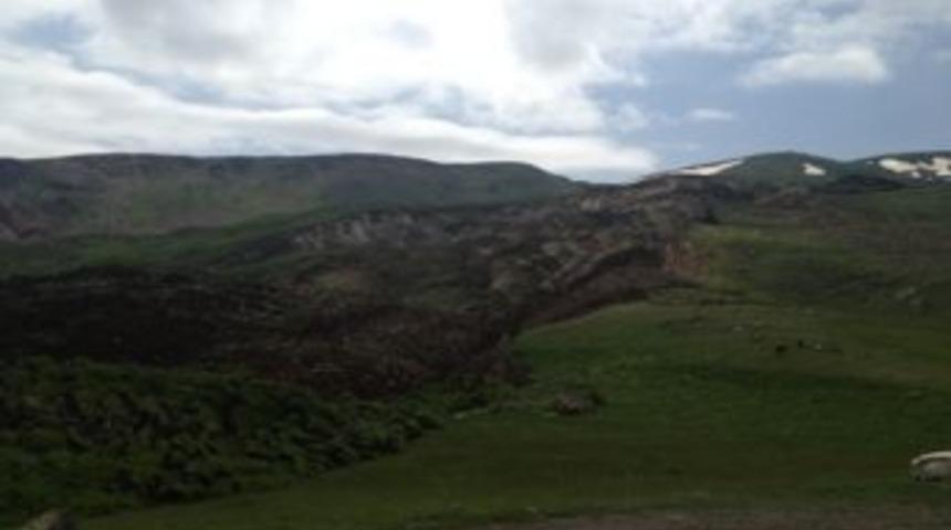 Hınıs'ta Toprak Kayması Nedeniyle Bir K&ouml;y Tamamen Boşaltıldı