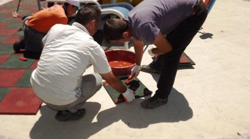 Parkların Zemini Kau&ccedil;uk İle Kaplanıyor