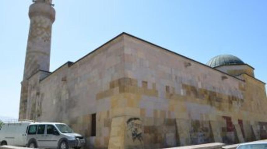 780 Yıllık Tarihi Caminin Duvarlarına Yazı Yazılmasına Vatandaşlar Tepkili