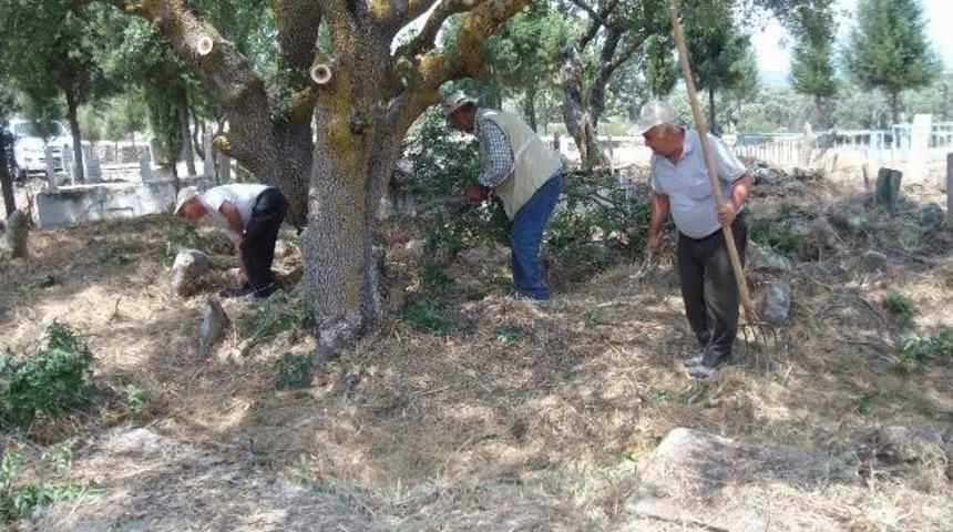 Manisa&rsquo;da K&ouml;y Mezarlıkları Temizleniyor