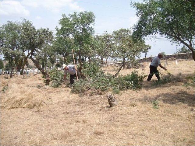 Manisa’da Köy Mezarlıkları Temizleniyor