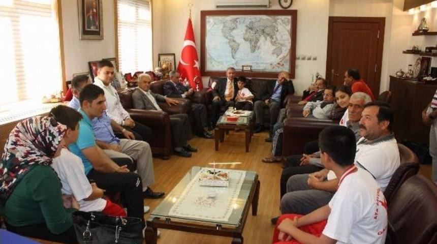T&uuml;rkiye Şampiyonları, Kaymakam Turan&rsquo;ı Ziyaret Etti