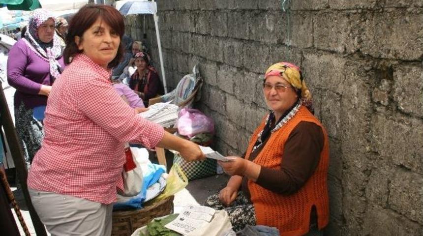 Chp Kadın Kolları Pazarda Broşür Dağıttı