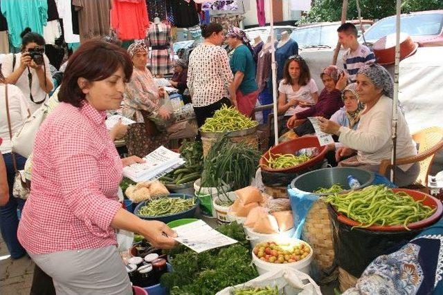 Chp Kadın Kolları Pazarda Broşür Dağıttı