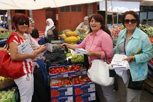 Chp Kadın Kolları Pazarda Broşür Dağıttı