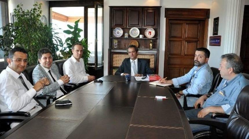 Rekt&ouml;r &Ouml;zer, K&ouml;şe Yazarları İle Bir Araya Geldi