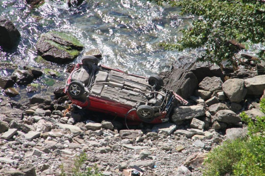 200 Metreden Şarampole Yuvarlandı, Emniyet Kemeri Hayata Bağladı