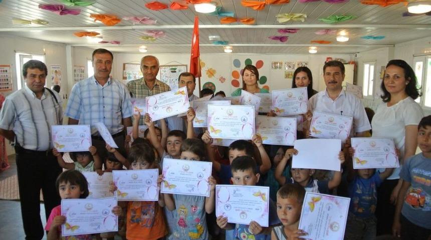 Suriyeli &Ccedil;ocuklara Karne Verildi