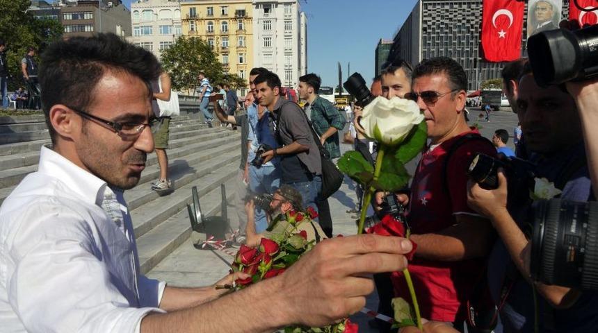 Taksim&rsquo;de Polislere G&uuml;l Jesti