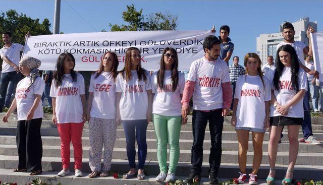 Taksim’de Polislere Gül Jesti