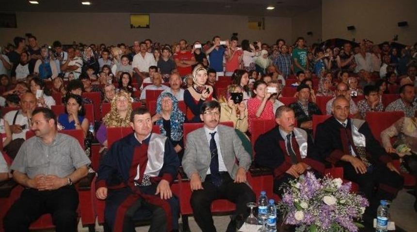 Ak&uuml; Eğitim Fak&uuml;ltesinde Mezuniyet Heyecanı