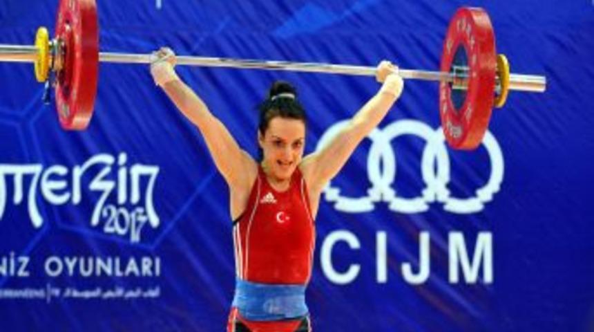 Halterde Sibel &Ouml;zkan Ko&ccedil;ak 4 Yıl Aradan Sonra Madalya Ile D&ouml;nd&uuml;