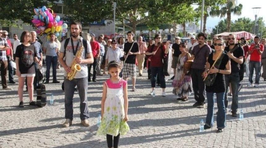 M&uuml;zik Aletleriyle Durma Eylemi