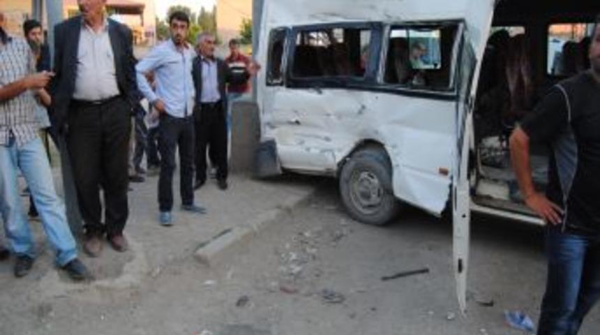 Y&uuml;ksekova'da K&ouml;y M&uuml;n&uuml;b&uuml;s&uuml; Ile TIR &Ccedil;arpıştı: 1 &Ouml;l&uuml;, 12 Yaralı