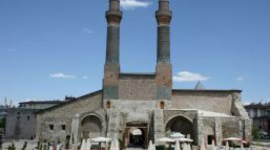 Belediye, &Ccedil;ifte Minareli Medrese'de &Ccedil;ay Bah&ccedil;esi A&ccedil;ılmasına Karşı