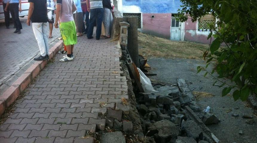 Oturdukları Duvar Yıkıldı, Iki Gen&ccedil; Kız Yaralandı