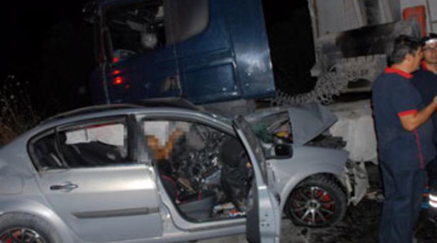 TIR ile otomobil &ccedil;arpıştı: 2 &ouml;l&uuml;