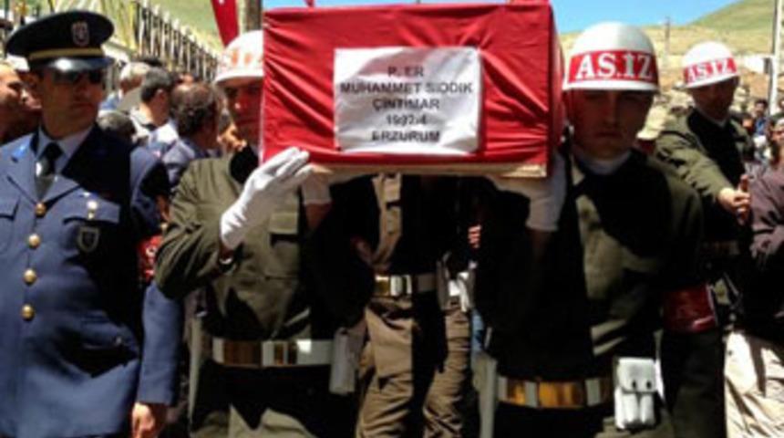 Arkadaş kurşunuyla &ouml;len asker toprağa verildi