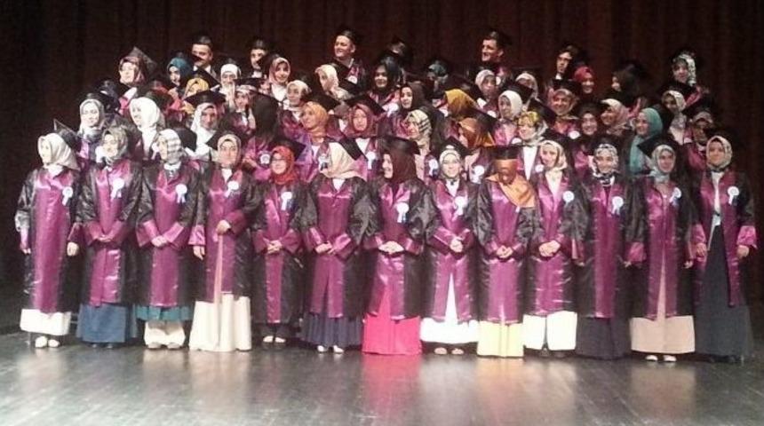 İlahiyat Fak&uuml;ltesi &Ouml;ğrencilerinin Mezuniyet Coşkusu