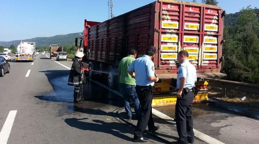 Hareket Halindeki TIR'ın Dorse Lastikleri Alev Aldı