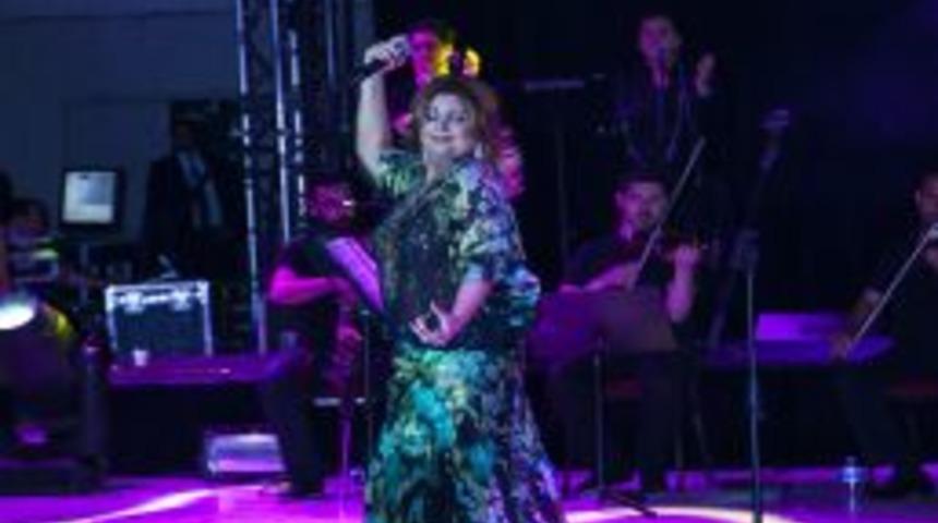 Sibel Can Bursa&rsquo;da G&ouml;n&uuml;lleri Fethetti