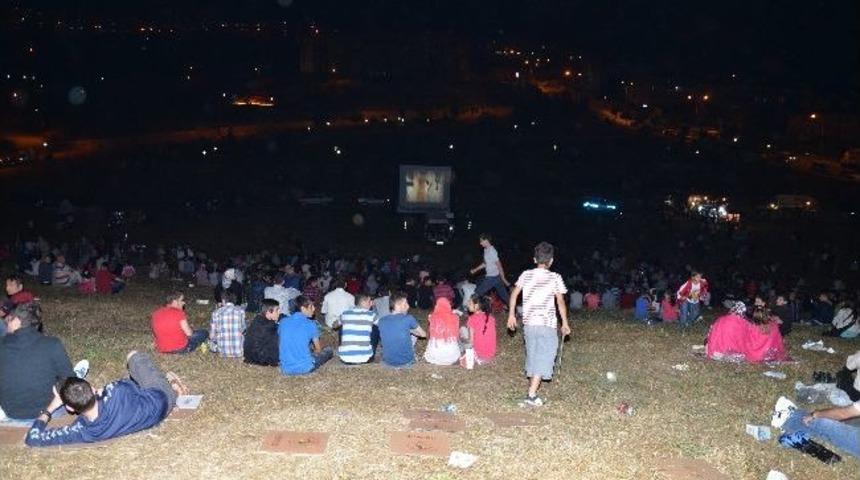 D&uuml;zce Belediyesi A&ccedil;ık Hava Sinema G&uuml;nlerine B&uuml;y&uuml;k İlgi G&ouml;rd&uuml;