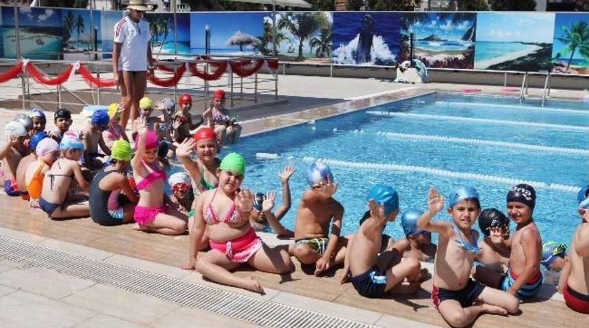 Bayraklı'da Yüzme Öğrenıyorlar