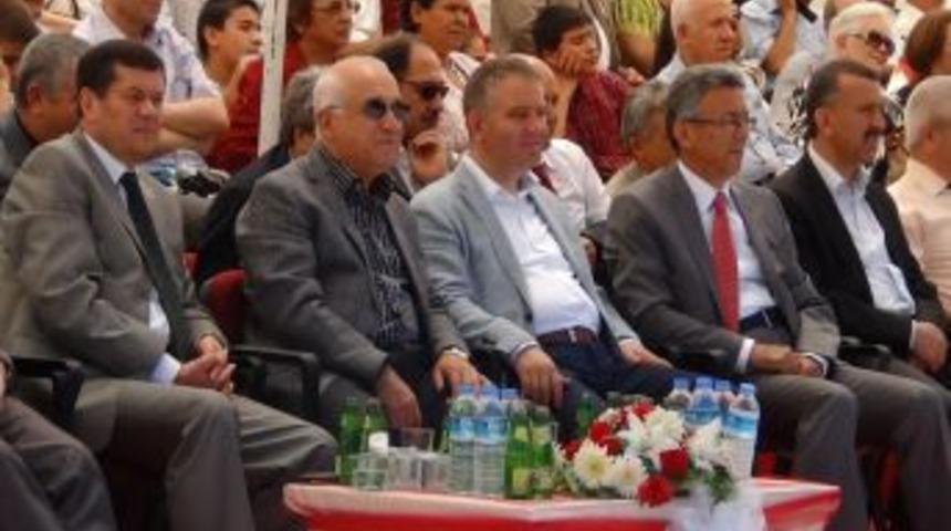 &Ccedil;i&ccedil;ek: &Uuml;lke Kavga Ile Değil Birlik I&ccedil;inde Daha Ileri Taşınabilir